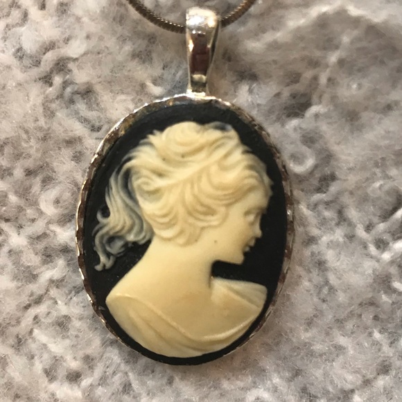 Women’s Cameo Necklace - Picture 1 of 4